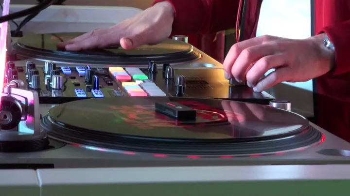 DJ Andre Siddi hinter den Kulissen bei der Heim-Galerie.